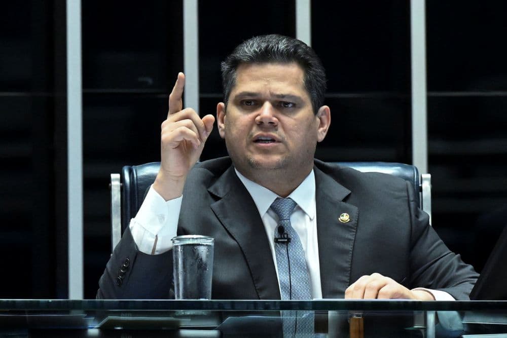 Alcolumbre abre espaço para acelerar votação da PEC da 6×1 antes do 2º turno