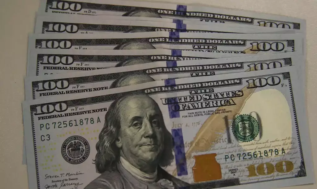 Dólar volta a superar R$ 5 e fecha em alta de 0,71%