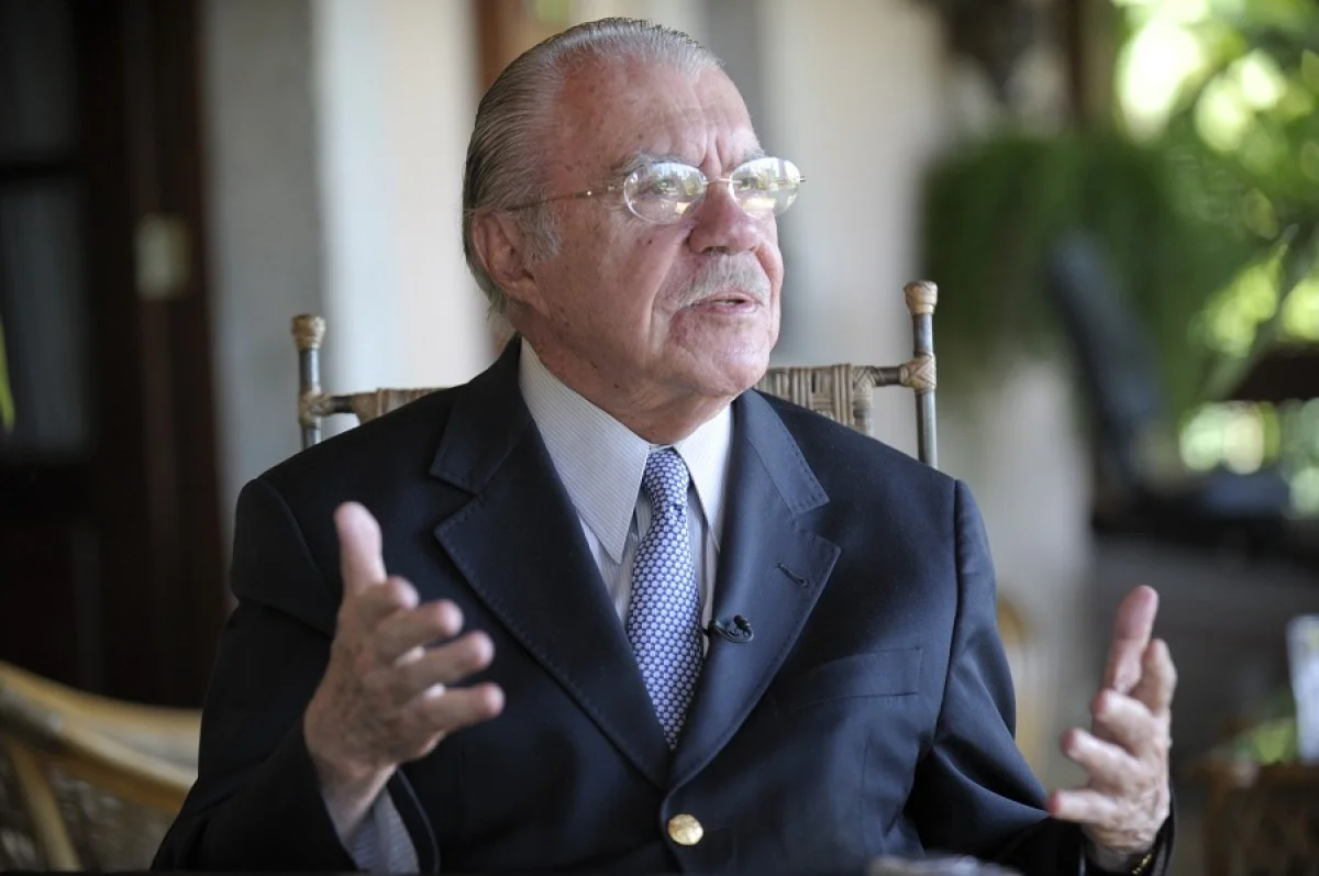 Ex-presidente José Sarney é operado no abdômen e passa bem na UTI
