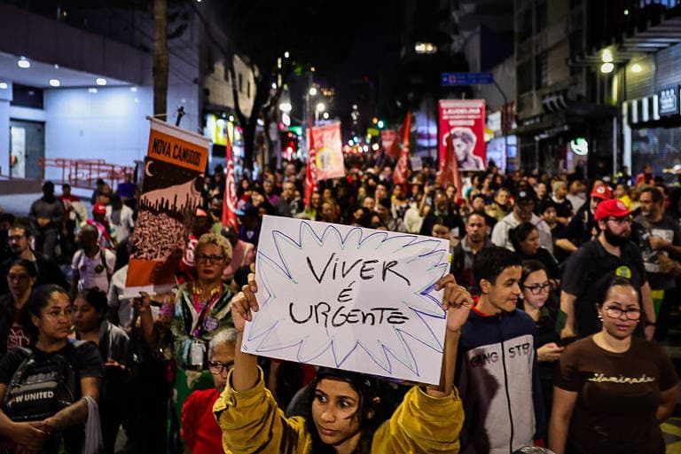 Governistas articulam pular intervalo entre sessões e votar fim da 6x1 antes do segundo turno