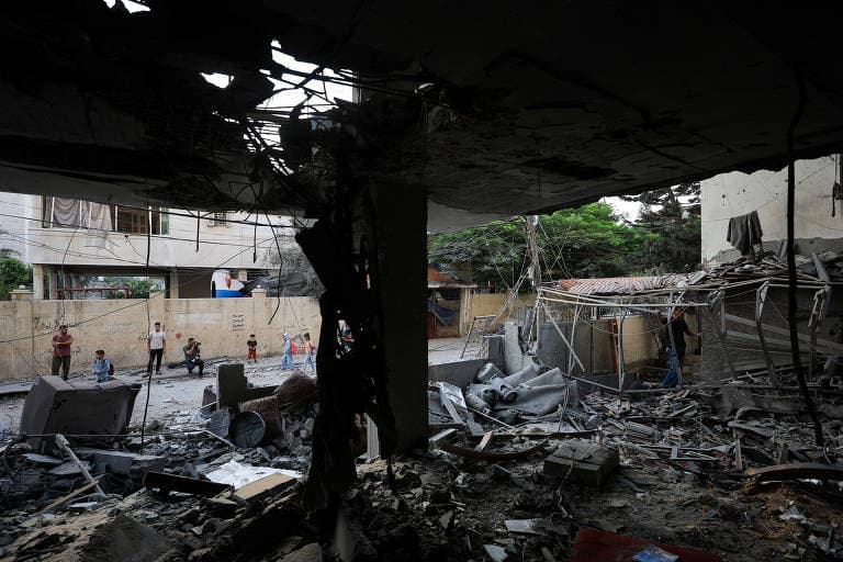 Ataque de Israel mata cinco pessoas e destrói prédio residencial em Gaza