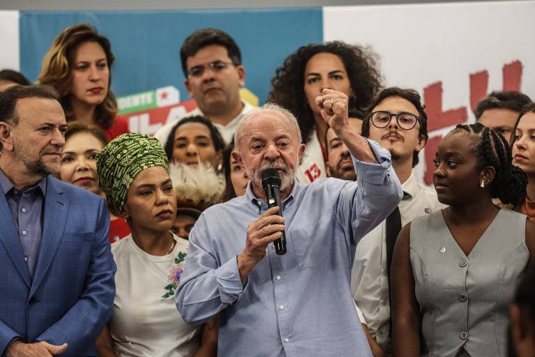 Lula fala em novo lema no 2º turno: 'Para o povo trabalhador, proteção; para bandido, a prisão'