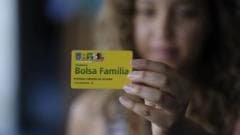O que Flávio Bolsonaro e Lula propõem sobre o Bolsa Família