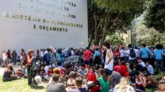 O que Flávio Bolsonaro e Lula propõem sobre o funcionalismo público