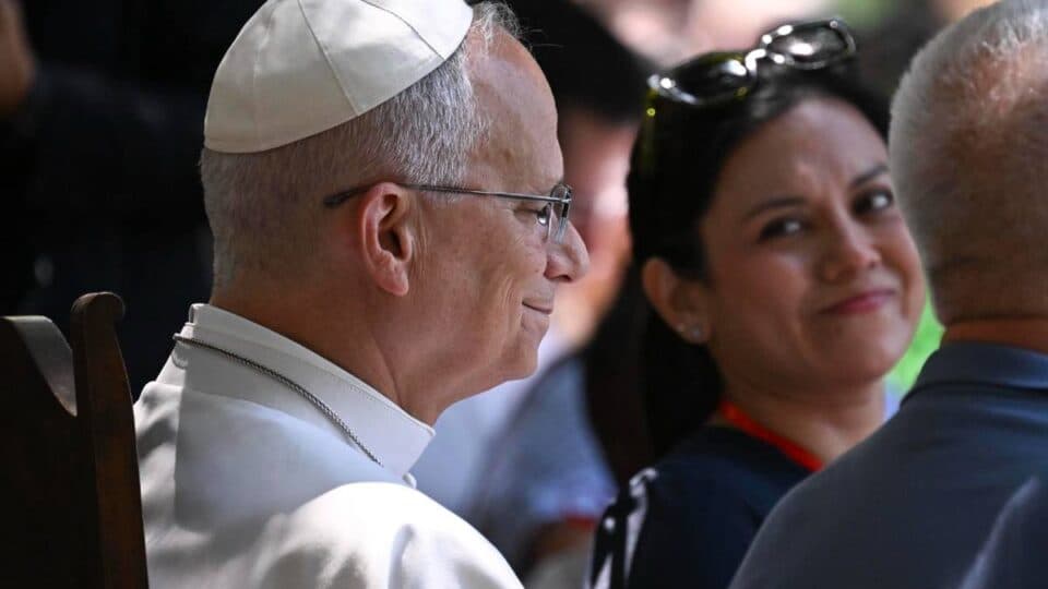 Católicos invocam santo do século 14 pela cura do câncer de Papa Leão XIV