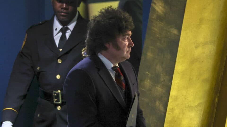 Milei chama Lula de “ladrão” e diz que espera vitória de Flávio Bolsonaro na eleição do Brasil