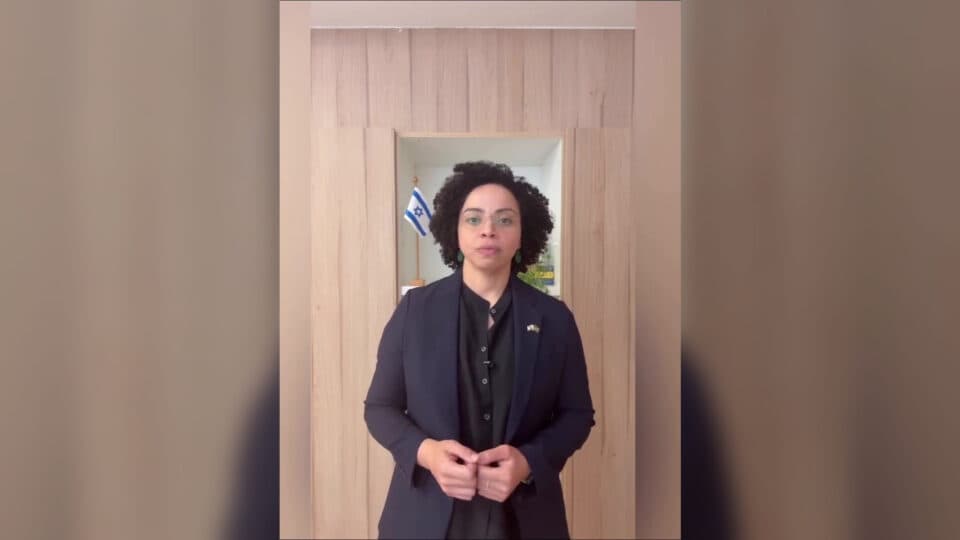 “Terror não vai alcançar seu objetivo”, diz embaixadora de Israel no Brasil após incidente em voo
