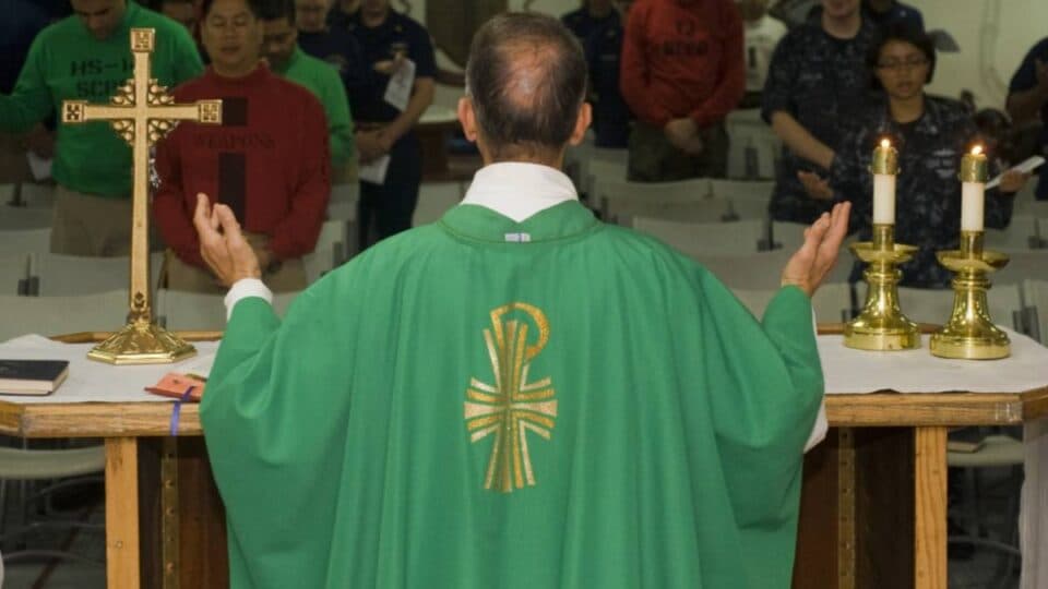 Sacerdotes de Goiás defendem bispo após ataques de apoiador político