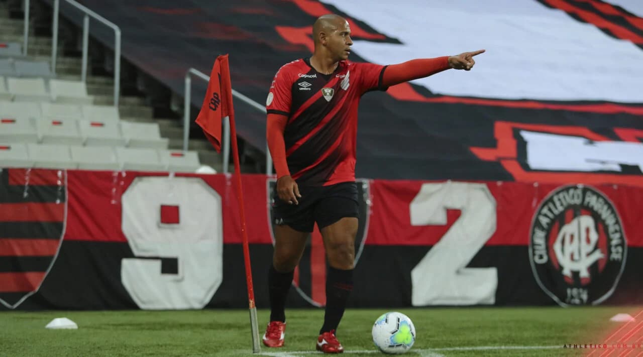 Ídolo do Athletico diz ter perdido milhões e fala em “sofrimento” no fim da carreira
