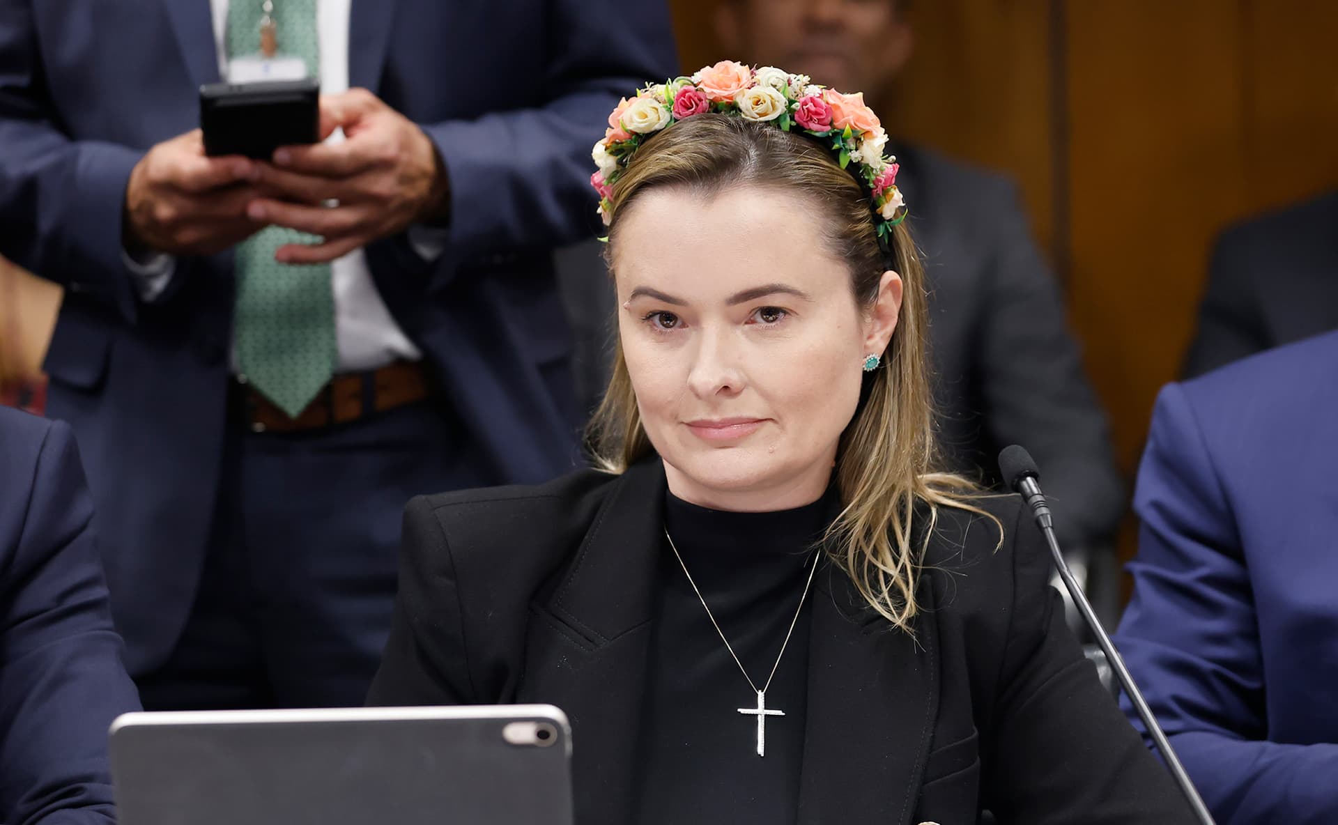 Desesperada, Júlia Zanatta manda apoiadores arrancarem cartazes contra Flávio Bolsonaro