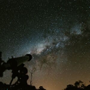 Astrônomos fazem descoberta rara: planeta pode ter se formado a partir de uma estrela morta