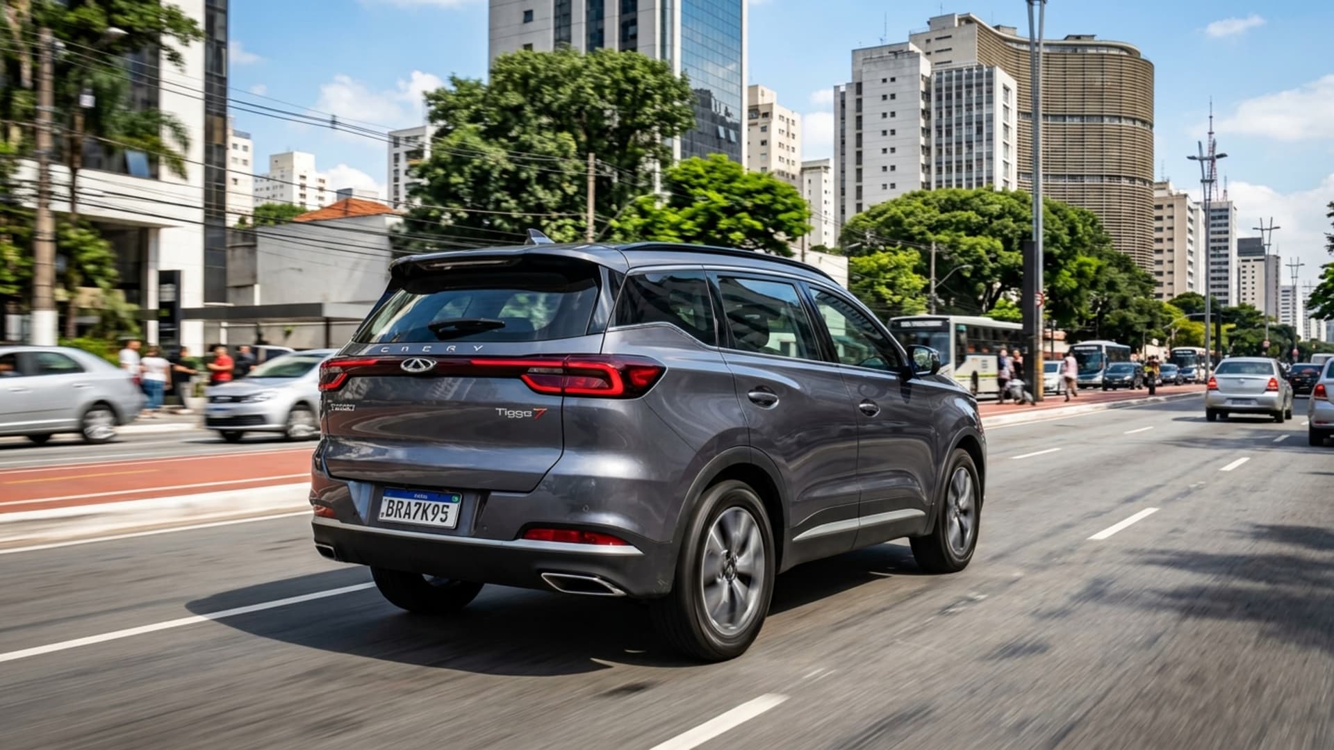 A suspensão independente nas quatro rodas acompanha motor turbo e porta-malas acima de 500 litros em um SUV médio pensado para uso familiar