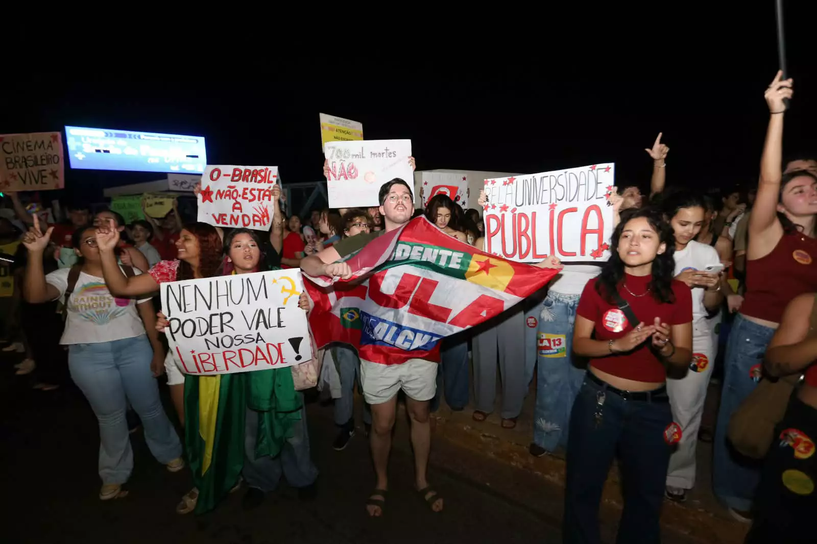 Estudantes manifestam apoio a Lula no entorno da UFMS