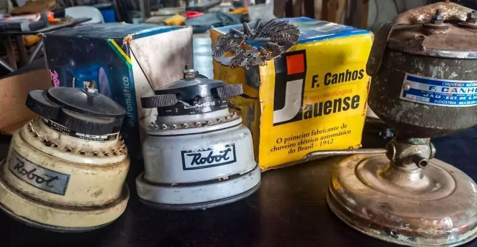Como um brasileiro criou o chuveiro elétrico usando peças de um ferro de passar?
