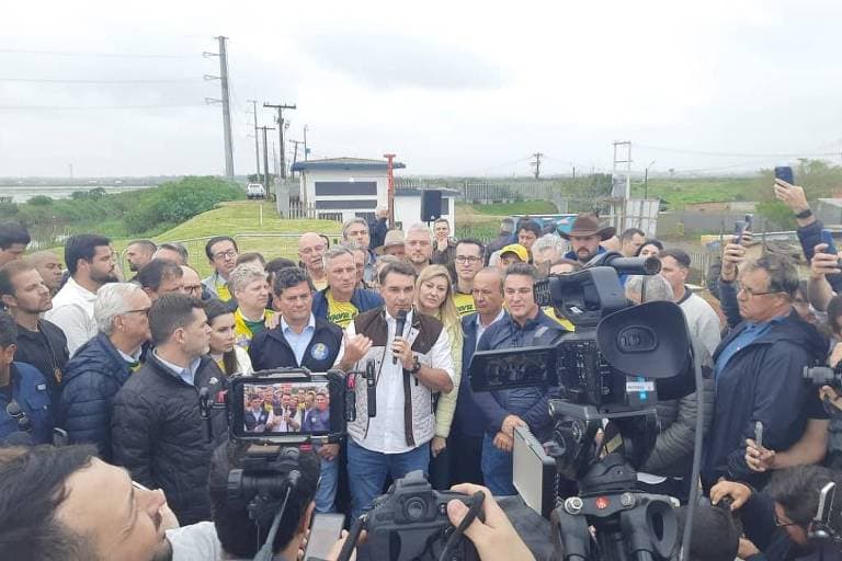 Flávio Bolsonaro faz agenda no RS em dia de votação sobre escala 6x1e ignora assunto em comício