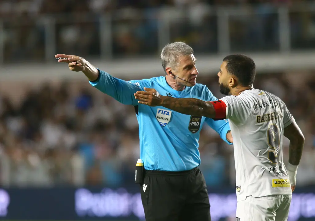 Decisão de Daronco em Santos x Flamengo irrita torcedores: 'Piada'