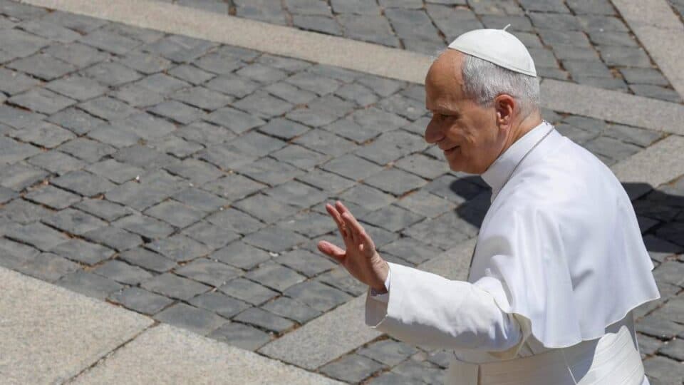 Papa Leão XIV pede orações após cirurgia de câncer de pulmão em Roma