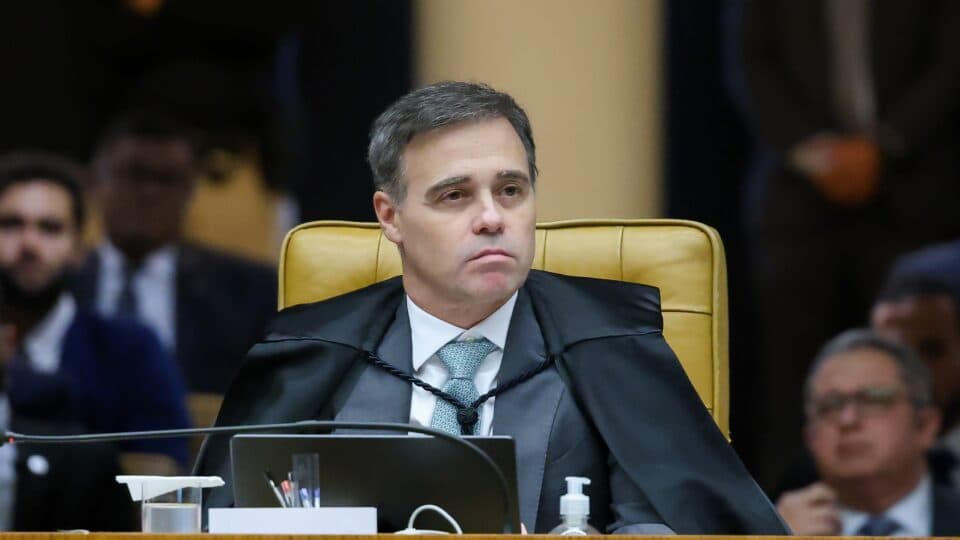 Mendonça manda Lula excluir posts que associam “tesouraço” de Flávio a cortes sociais
