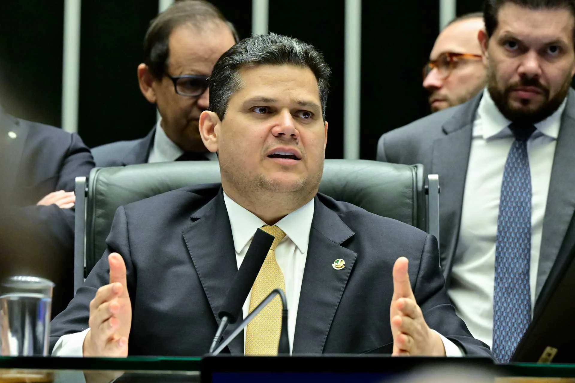 Alcolumbre coloca PEC da escala 6×1 na pauta do Senado para dois dias após 1º turno