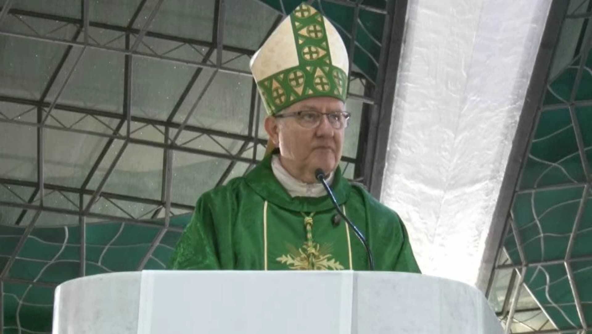 Dom Adair pede ajuda de Nossa Senhora Aparecida para "salvar Brasil do comunismo"