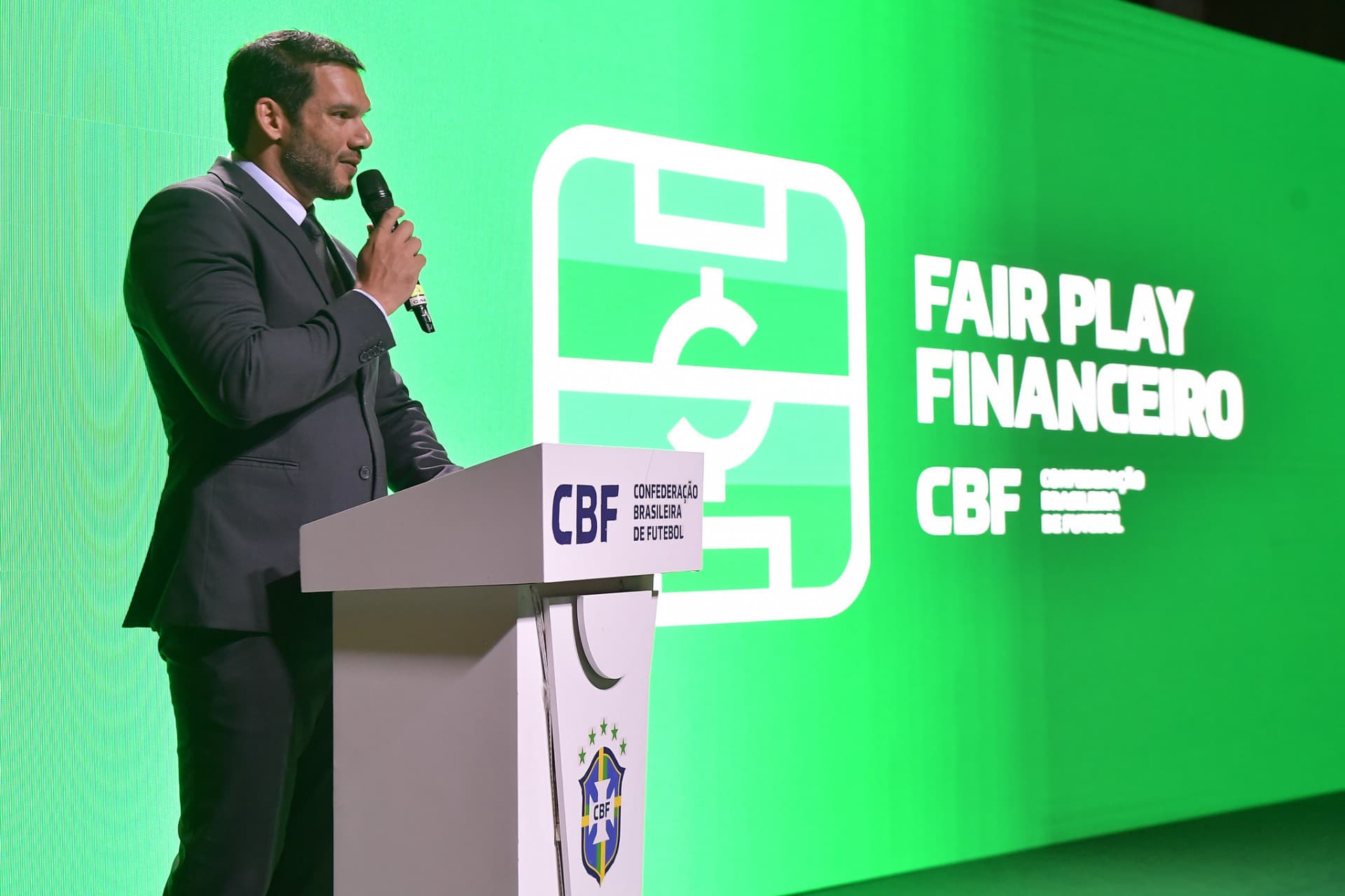 Clubes se unem e tentam flexibilizar regras do fair play financeiro