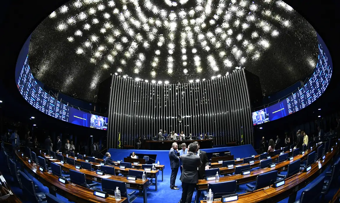 Senado inicia votação de PEC que prevê fim da escala 6×1