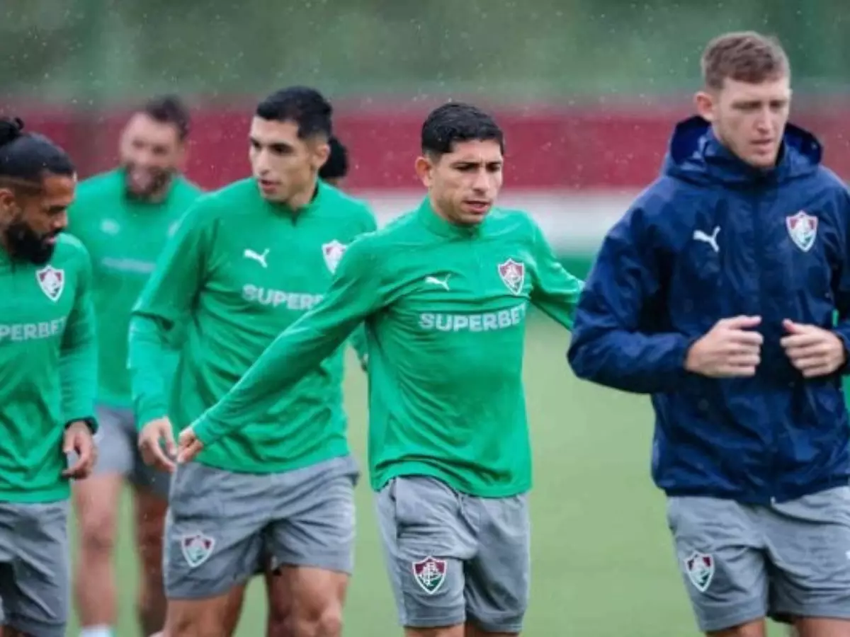 Fluminense promove treino intenso com duelos e espaço reduzido