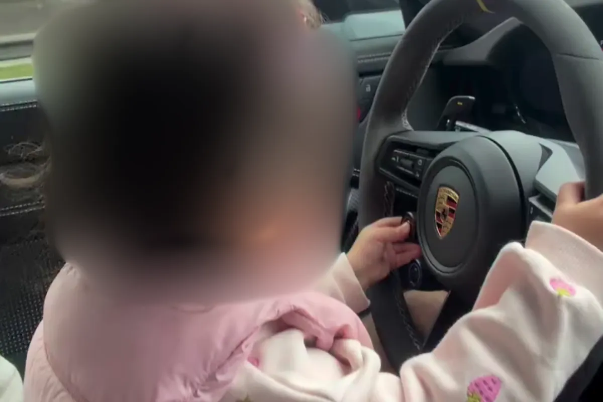 VÍDEO mostra dono de Porsche suspeito de fazer manobras a 200 km/h dirigindo em alta velocidade com filha de 2 anos no colo