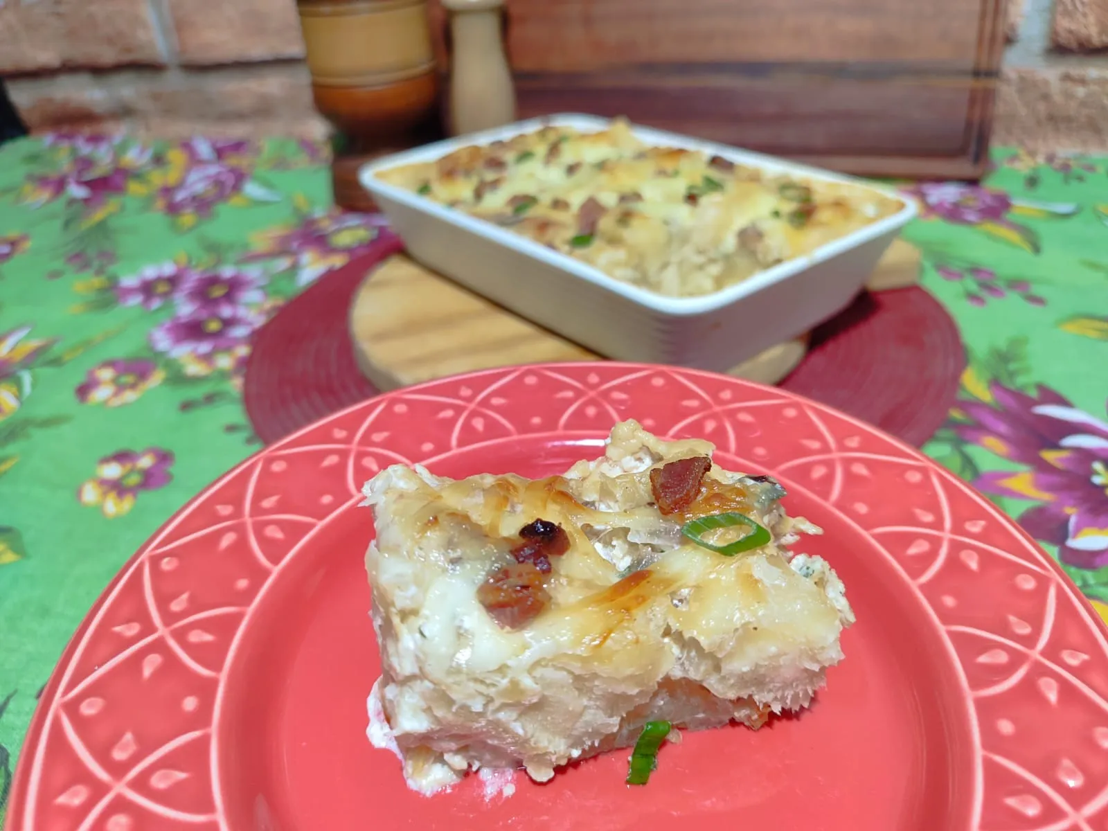 Aprenda a fazer macaxeira cremosa gratinada com queijo coalho e bacon