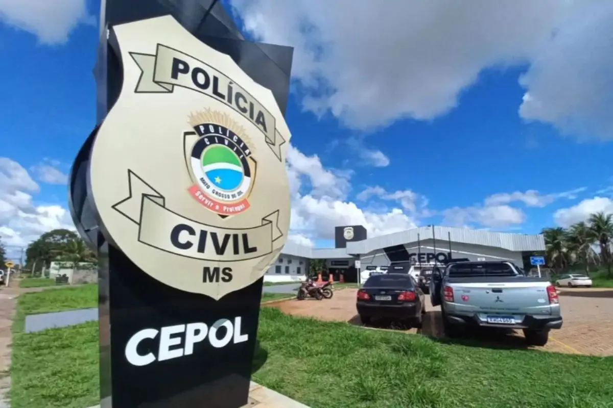 Jovem é executado com 12 tiros em borracharia de Campo Grande, e dupla foge a pé após moto falhar