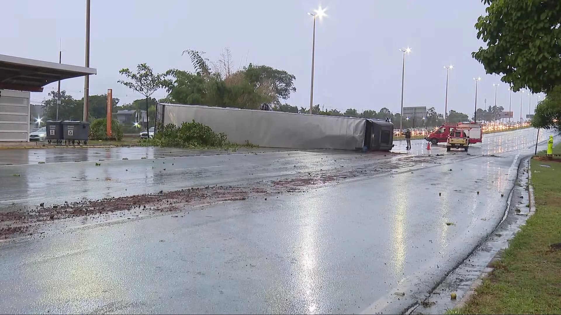 Carreta tomba e interdita trecho da Epia Sul na manhã desta quinta (15); VÍDEO
