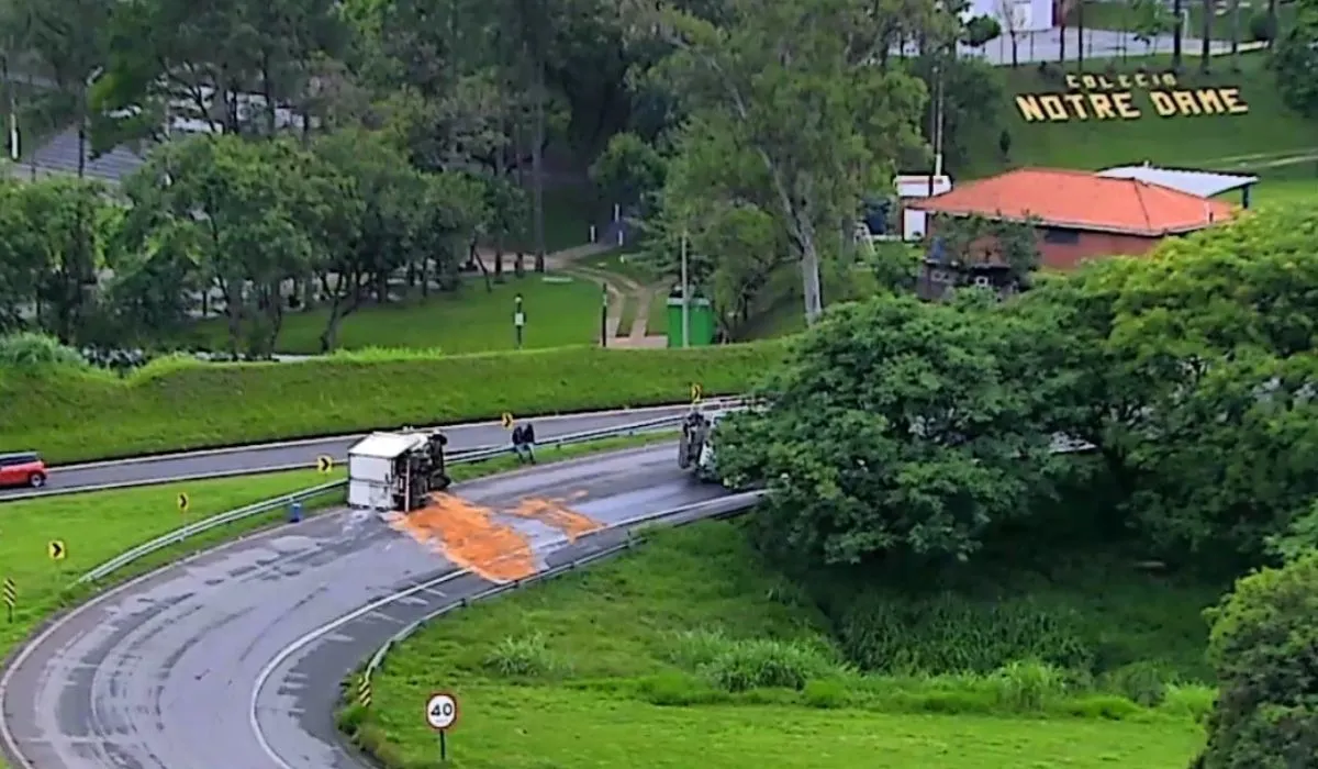 Caminhão com 3,1 mil litros de leite tomba e interdita acesso em Campinas
