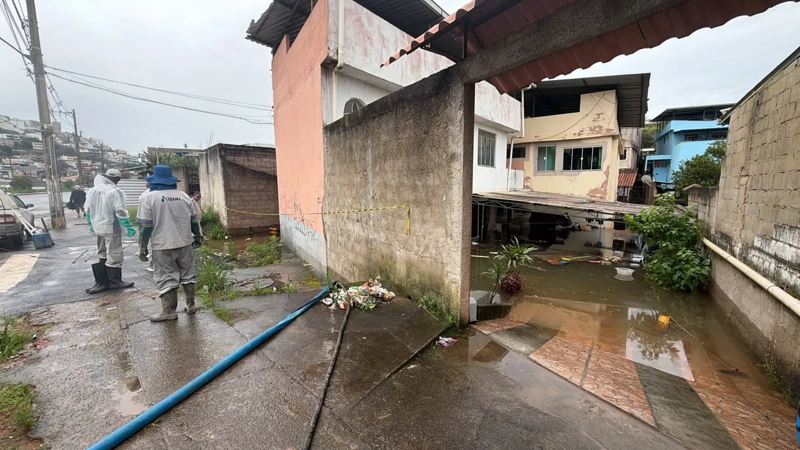 Mais de 100 mil litros de água invadiram casas após rompimento de tubulação em Juiz de Fora