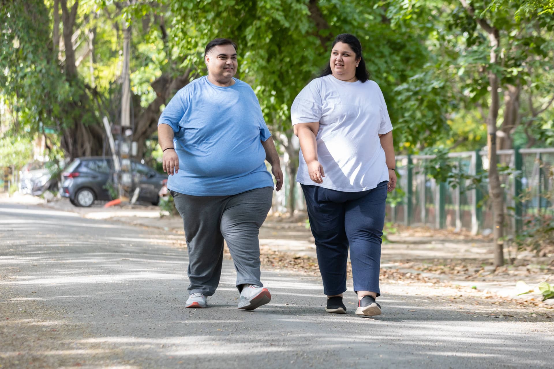 Quais as mudanças no estilo de vida que podem melhorar o colesterol e a saúde do fígado em quem tem obesidade?