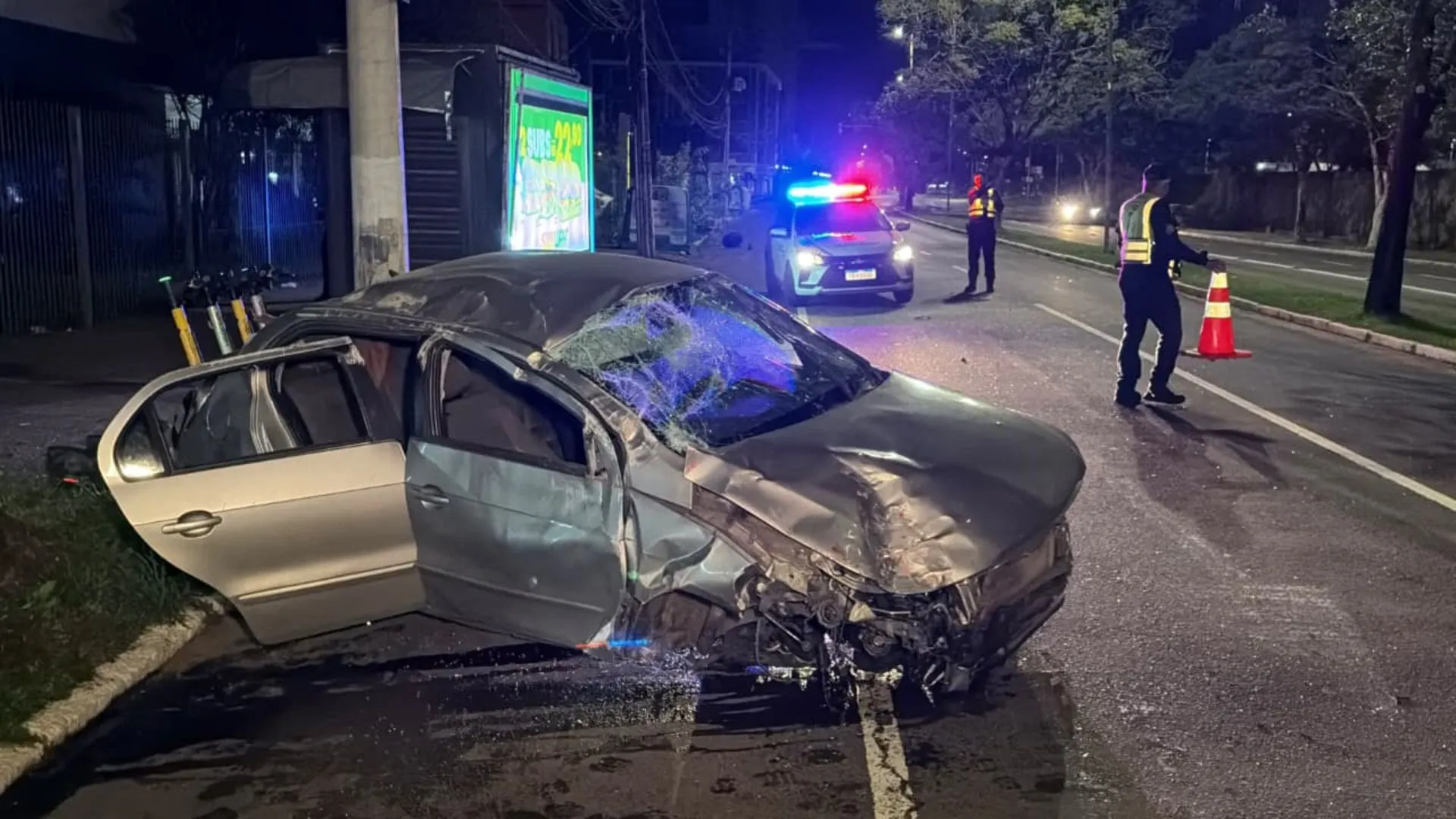 Carro bate em árvore, banca de revistas e poste em avenida de Porto Alegre; motorista fica ferido