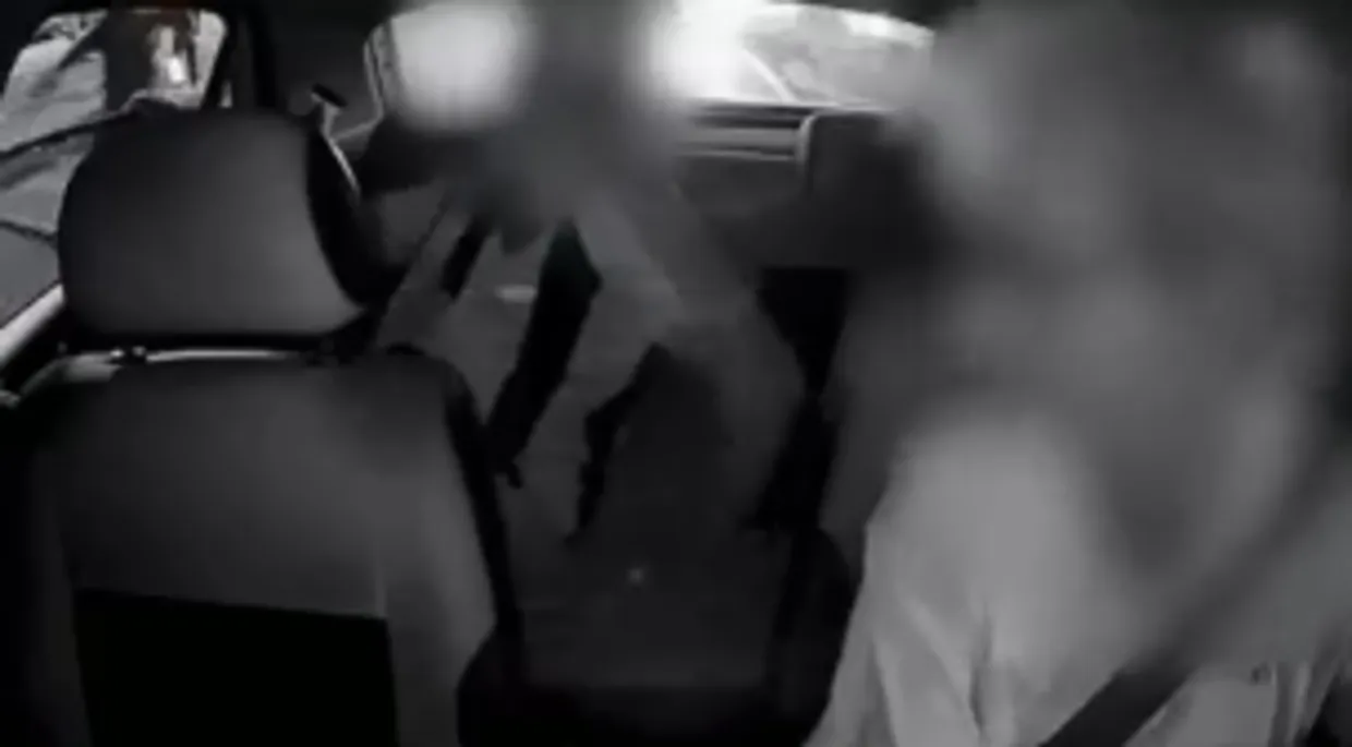 VÍDEO: torcedor tem celular furtado dentro de carro de aplicativo em BH