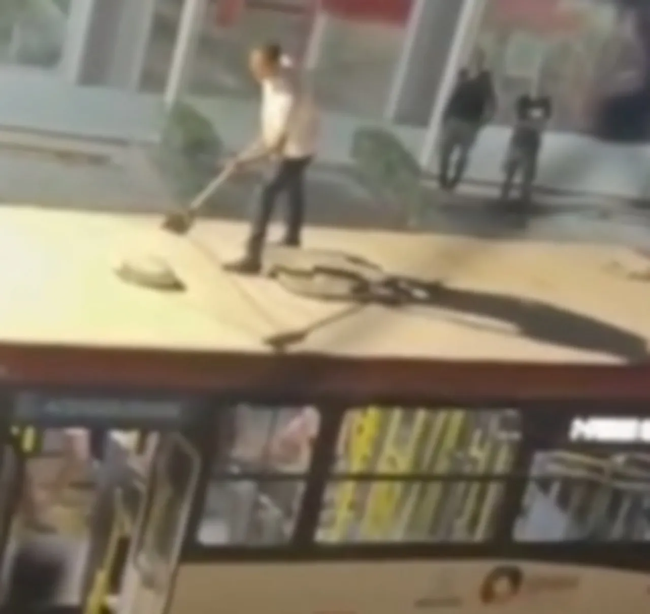 VÍDEO: ônibus derruba fiação de poste em Maceió e homem usa vassoura para retirar cabos