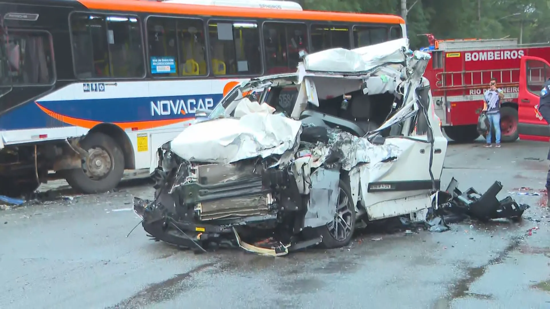 Acidente entre carro e ônibus deixa pelo menos 7 feridos e interdita rua em São Cristóvão