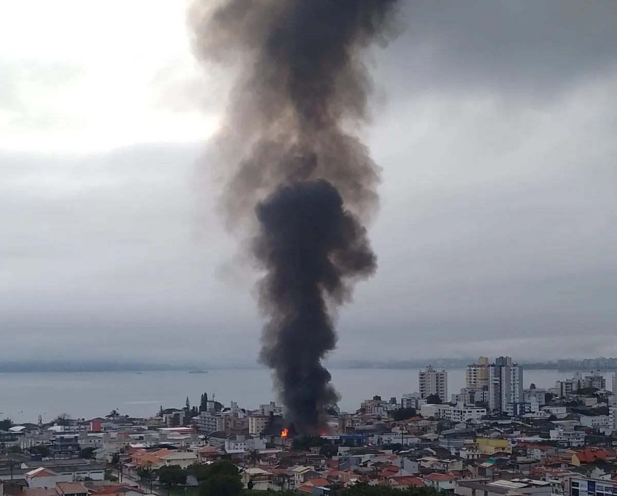 Incêndio de grandes proporções atinge galpão em São José; VÍDEO