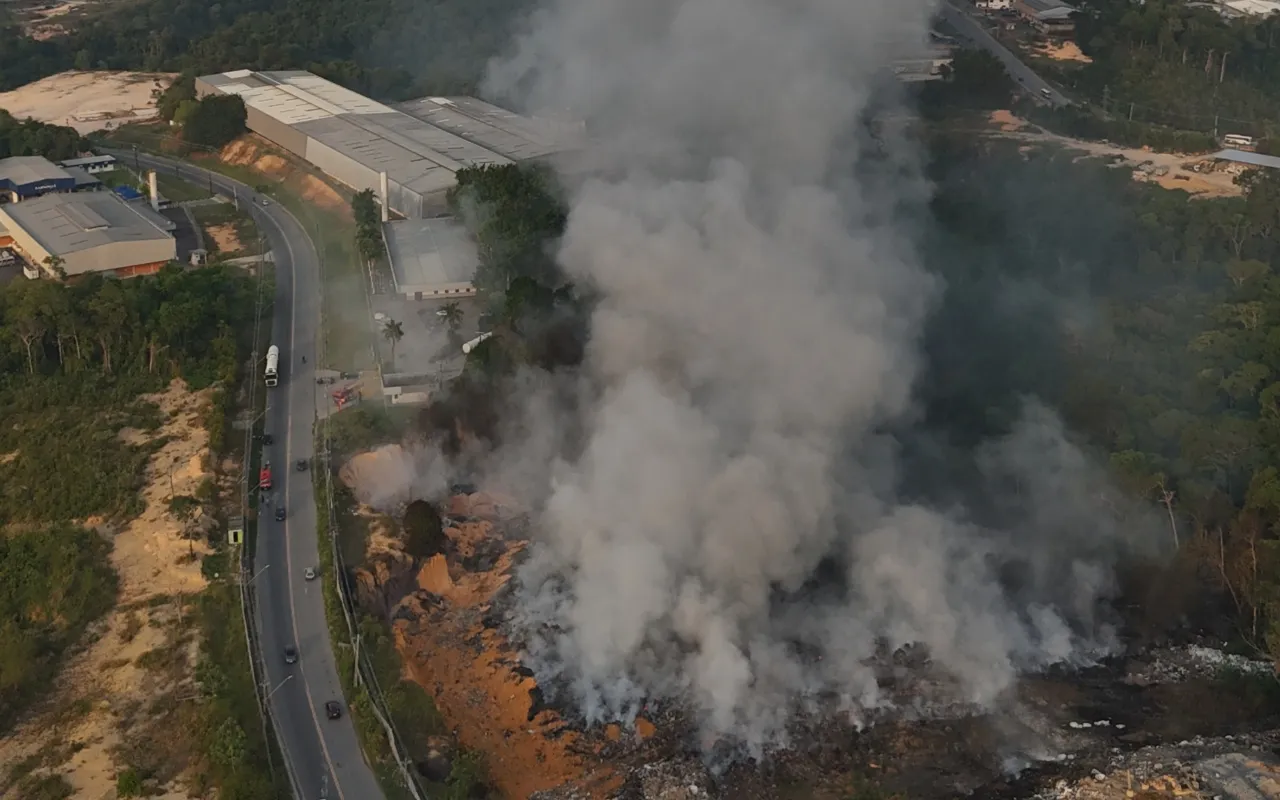 Incêndio em vegetação continua pela manhã após se intensificar durante a noite em Manaus; bairro apresentam qualidade do ar de 'moderada' a 'ruim'