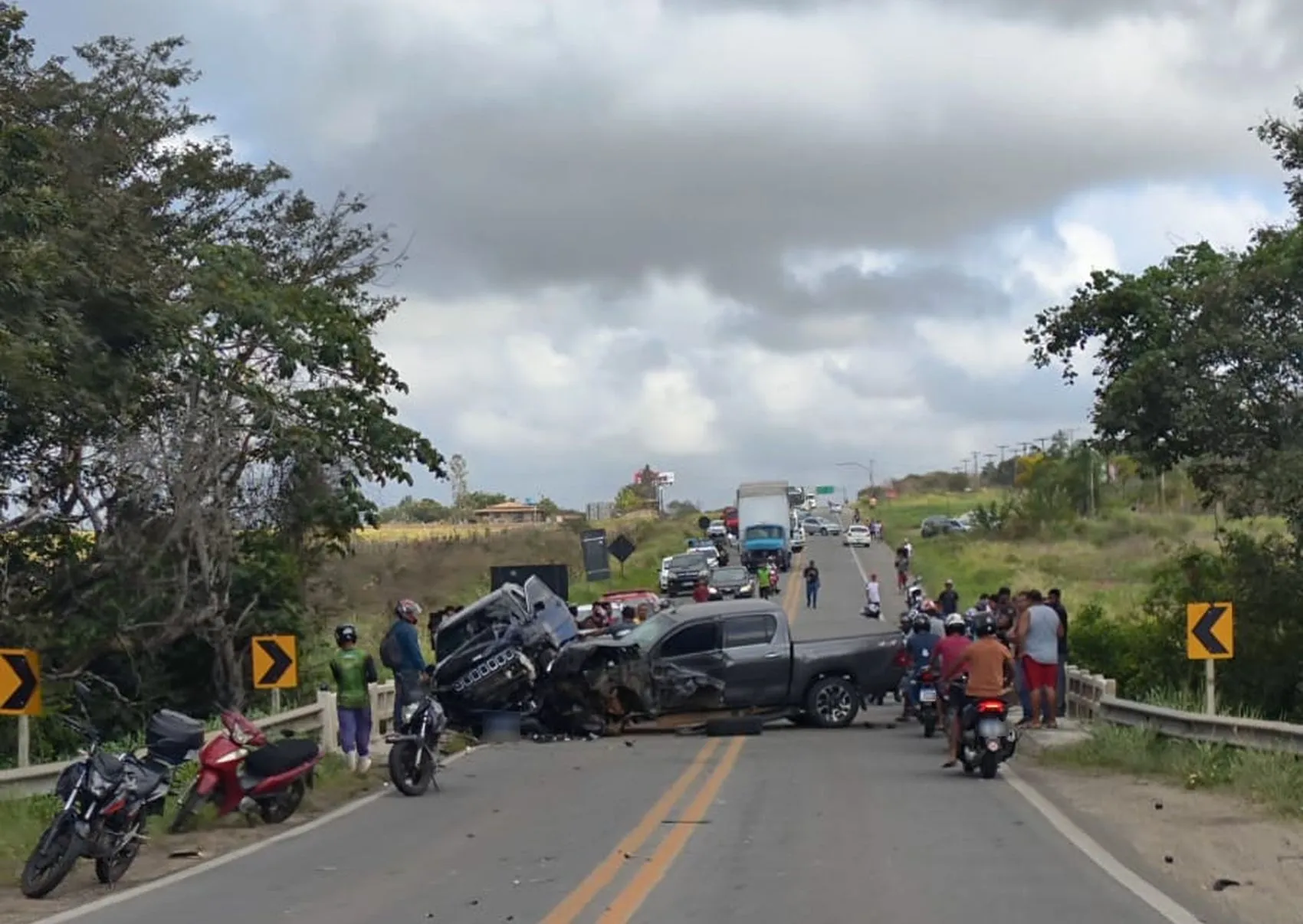 Acidente envolvendo quatro veículos bloqueia BR-235 em Itabaiana
