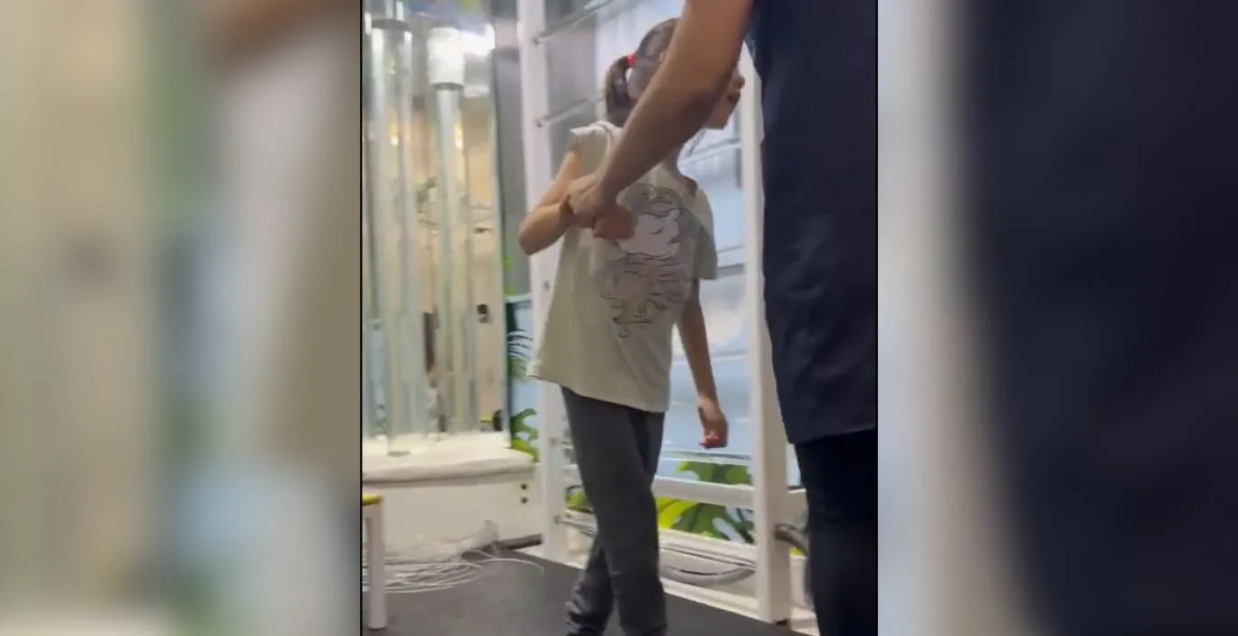 VÍDEO: menina com paralisia cerebral dá primeiros passos após ser comparada a 'boneca de pano' por médica e comove a web