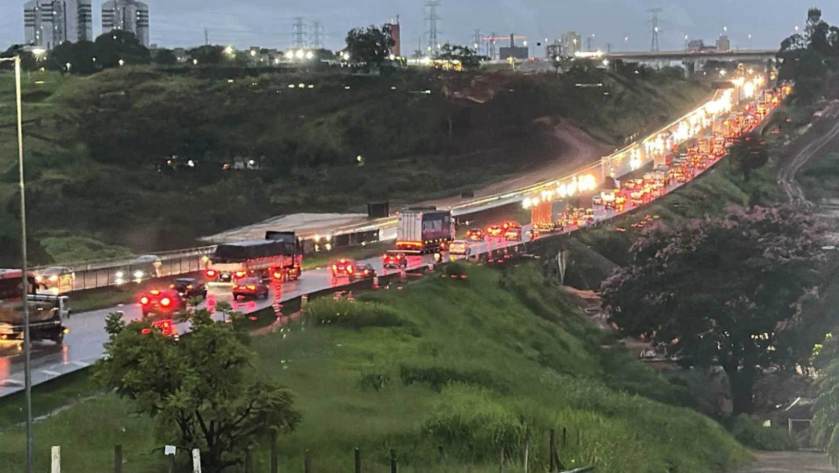 Feriado da Padroeira: mais de 4,5 milhões de veículos devem circular nas rodovias do Vale e região bragantina