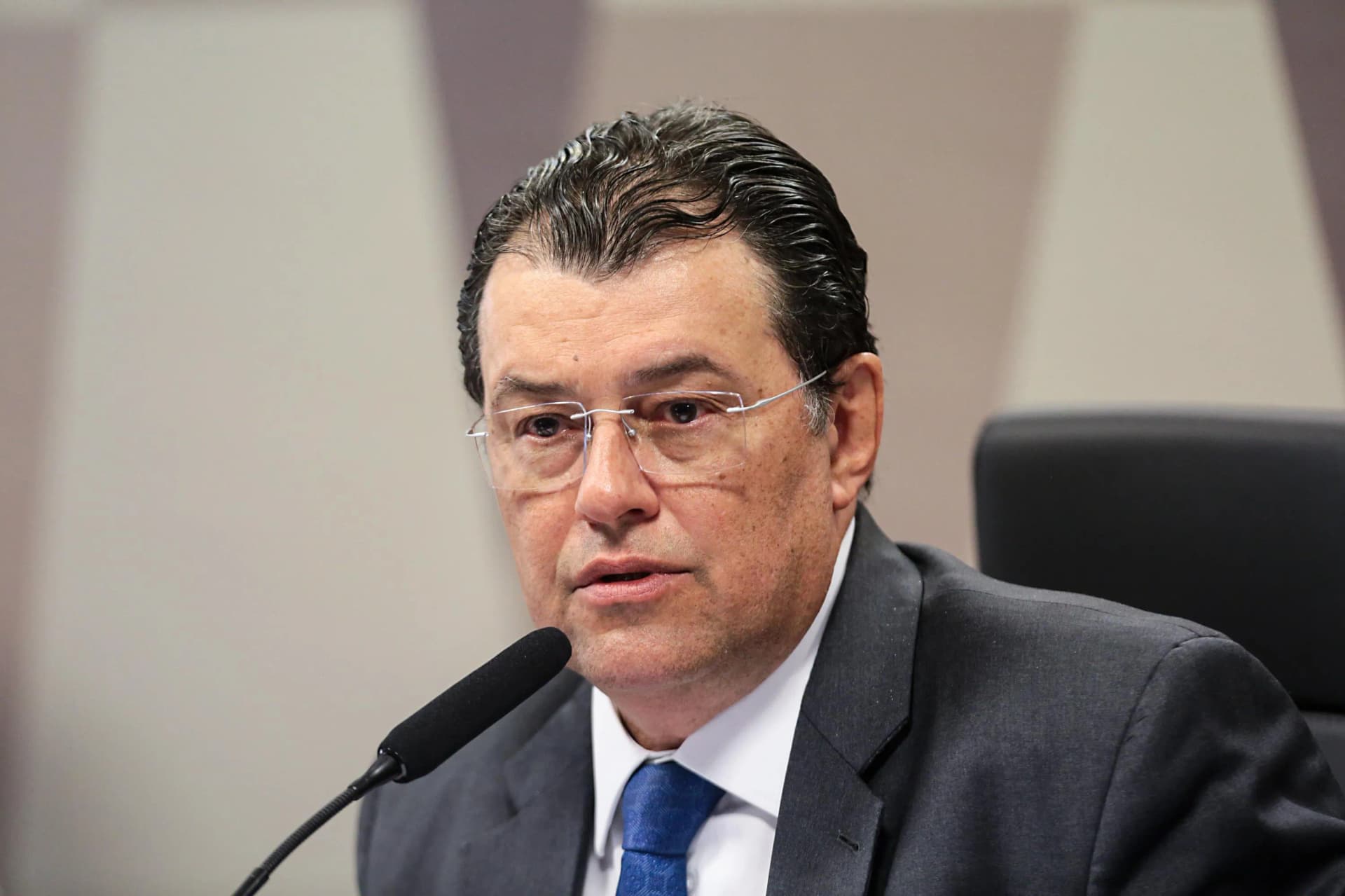 Líder do MDB no Senado sai em defesa de diretórios estaduais que apoiam Lula no segundo turno