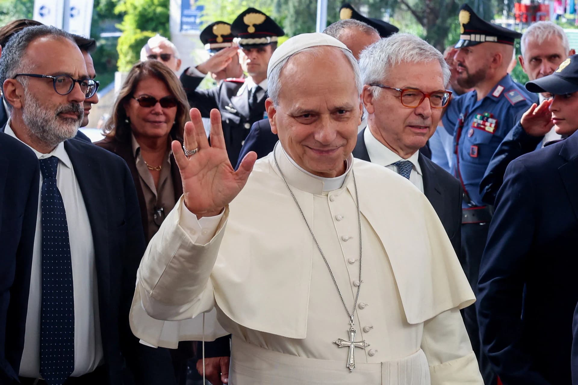 Papa Leão XIV passou noite tranquila após cirurgia para retirada de câncer de pulmão, diz Vaticano