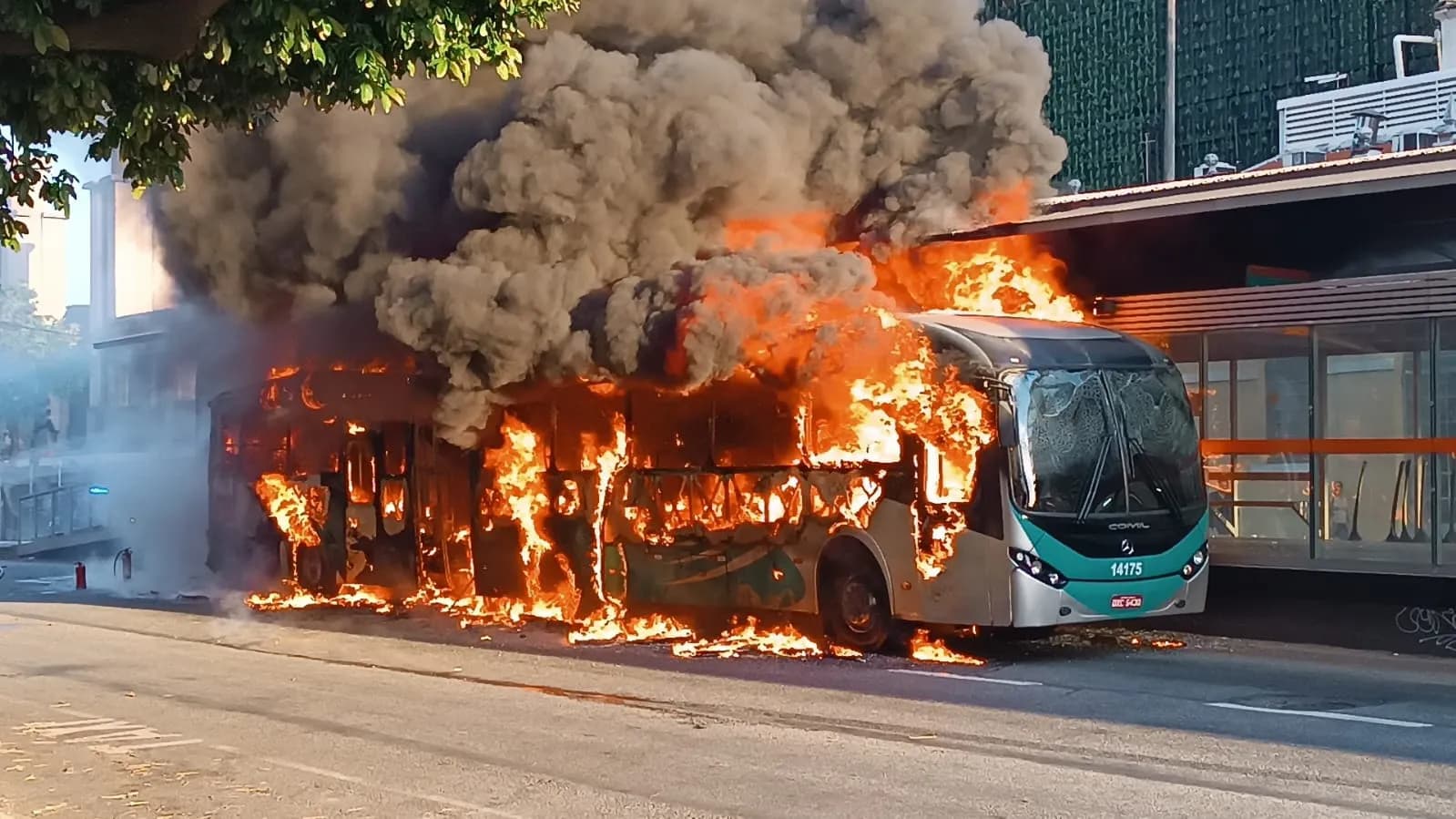 VÍDEO: ônibus metropolitano pega fogo no Centro de BH