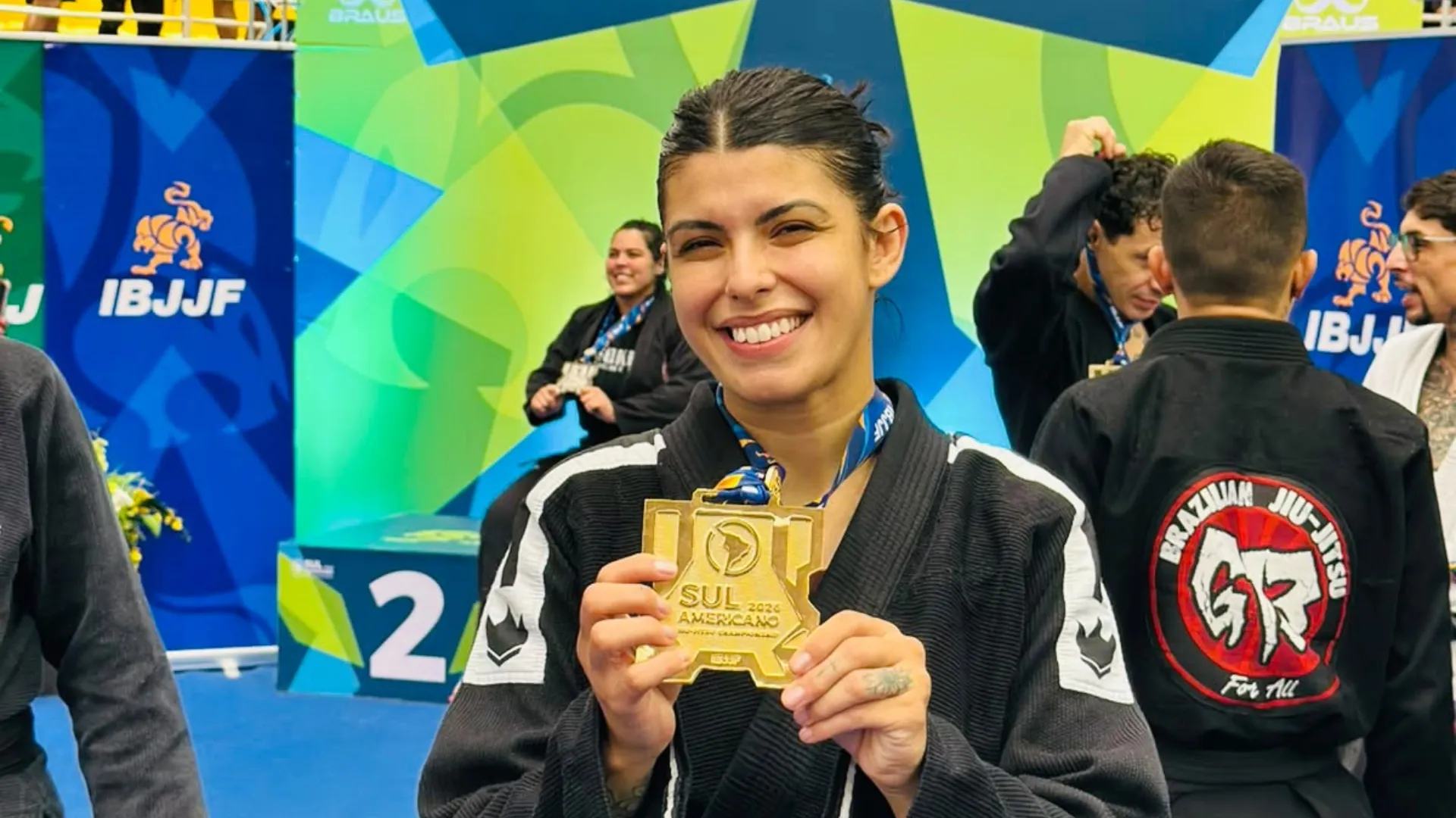 Lutadora que dá aula de defesa pessoal para mulheres vence Sul-Americano de jiu-jítsu: 'Luta não é só aqui'