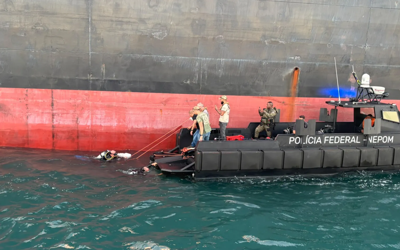 Drogas são encontradas escondidas em área submersa de navio de carga em Salvador