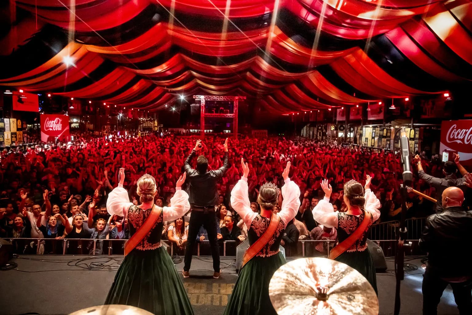 Maior festa comunitária do Brasil, Oktoberfest de Igrejinha mobiliza 3,5 mil voluntários e espera 200 mil visitantes; tudo o que precisa saber