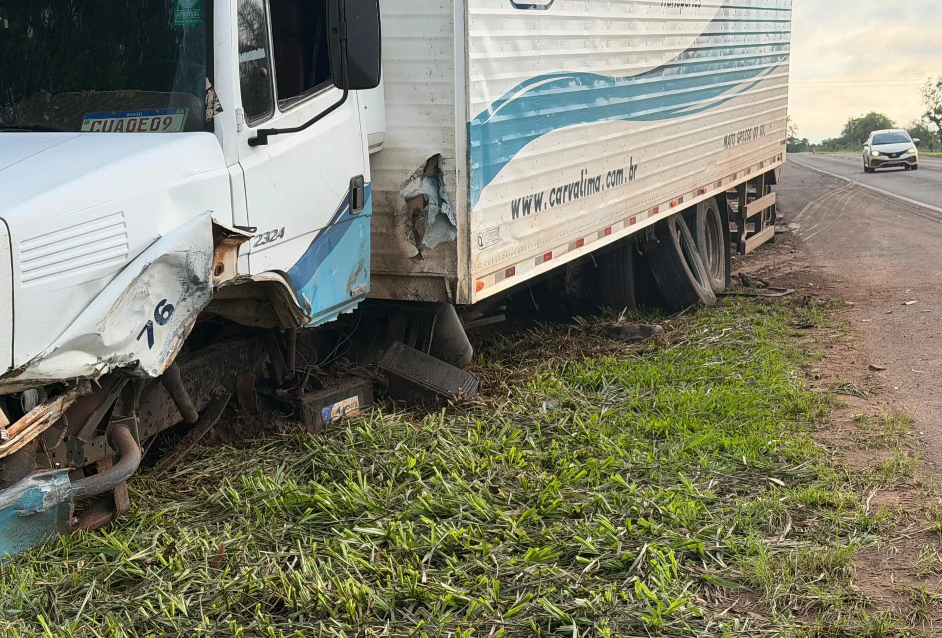 Motorista morre após carro bater em caminhão e capotar na saída para Sidrolândia